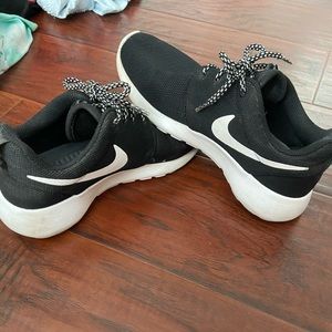 Black and white nike roshi